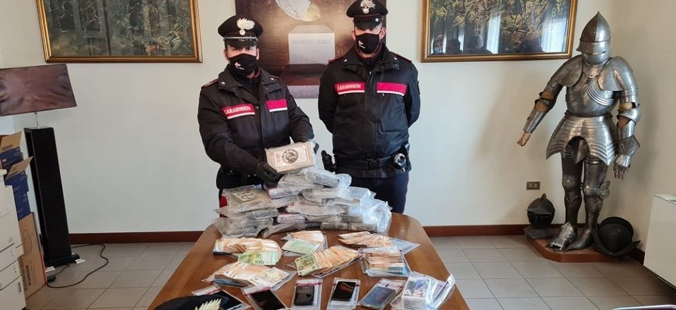 Traffico di stupefacenti sul Garda, fermati due fratelli con 23 chili di cocaina e oltre 73mila euro in contanti